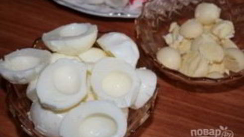 салат с кальмарами и красной икрой