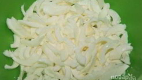 салат с кальмарами и красной икрой