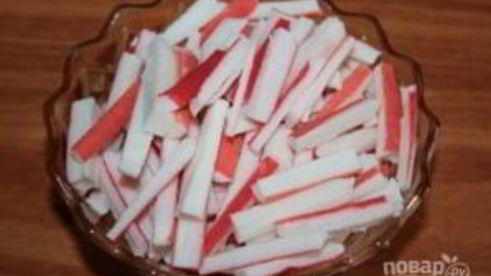 салат с кальмарами и красной икрой