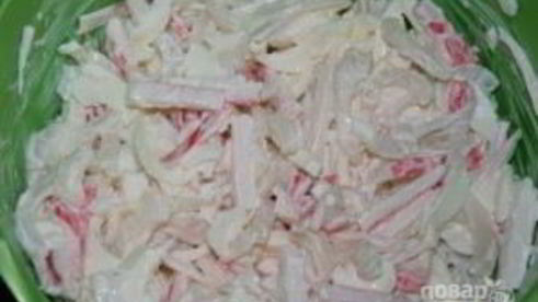 салат с кальмарами и красной икрой