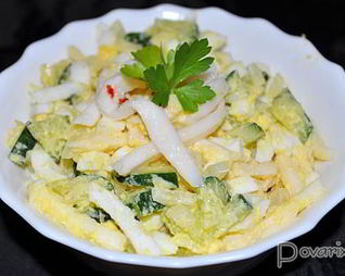 Салат с кальмаром, луком, огурцами и яйцом