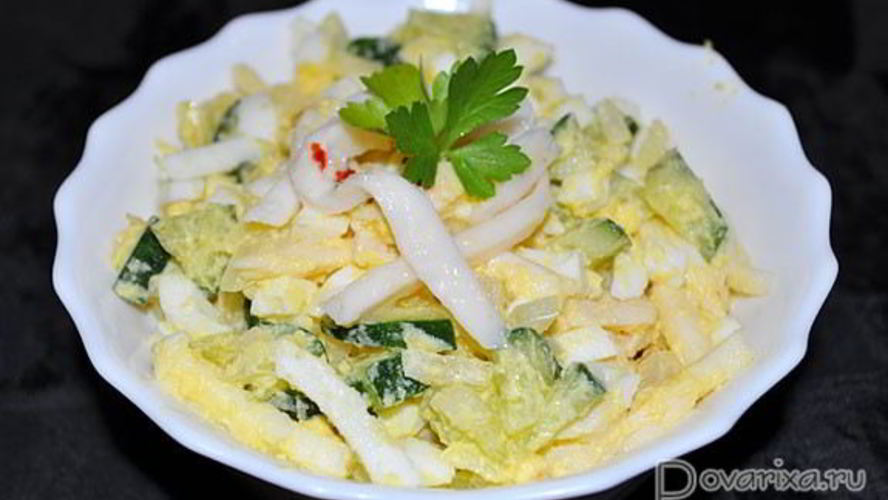 Рецепт салата с кальмаром, луком, огурцами и яйцом