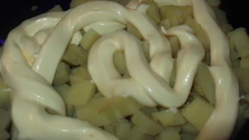 салат с копченой куриной грудкой и яйцами