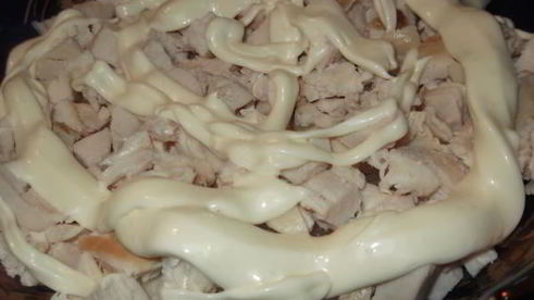 салат с копченой куриной грудкой и яйцами