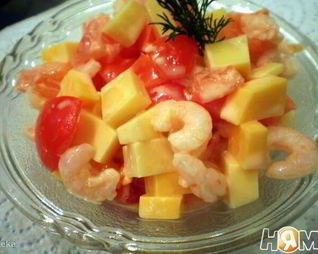 Салат с креветками и помидорами