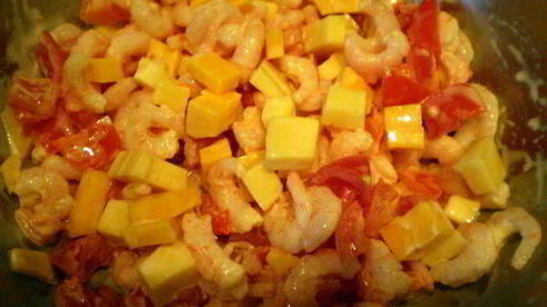 салат с креветками и помидорами