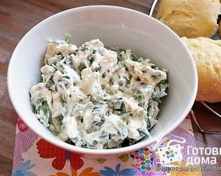 Салат с куриной грудкой и черемшой