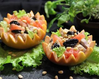 Салат с курицей в грейпфруте