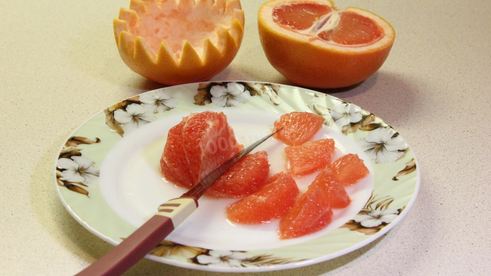 салат с курицей в грейпфруте