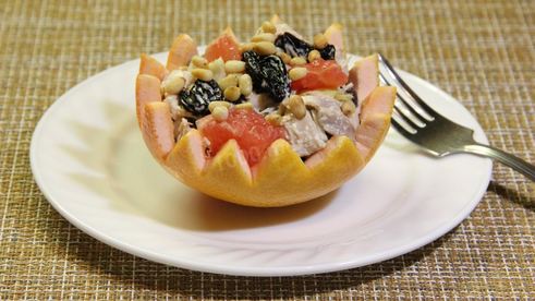 салат с курицей в грейпфруте