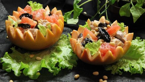 салат с курицей в грейпфруте