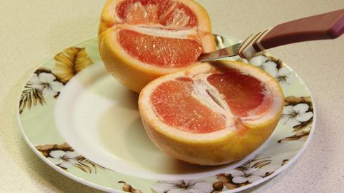 салат с курицей в грейпфруте