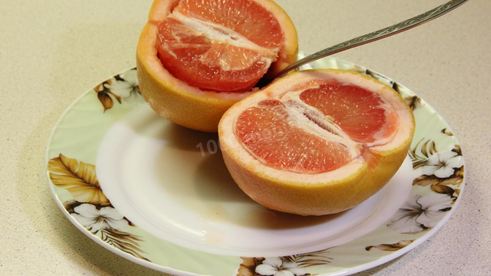 салат с курицей в грейпфруте