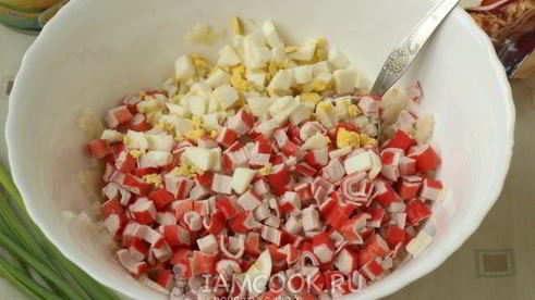 салат с макаронами и крабовыми палочками