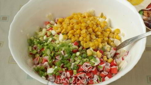 салат с макаронами и крабовыми палочками