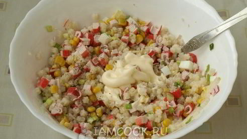 салат с макаронами и крабовыми палочками