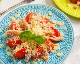 Салат с миндалем и курицей