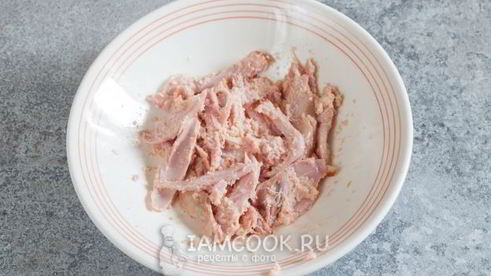 салат с миндалем и курицей