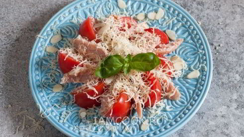 салат с миндалем и курицей