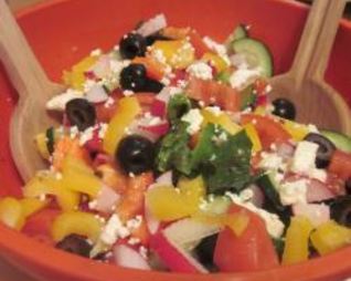 Салат с оливками и сыром-фета