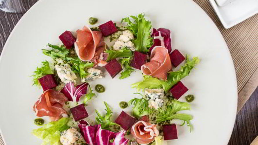 Рецепт салата с печеной свеклой, голубым сыром и вяленым окороком