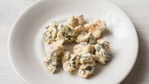 салат с печеной свеклой, голубым сыром и вяленым окороком