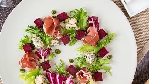 салат с печеной свеклой, голубым сыром и вяленым окороком
