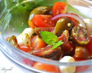 Салат с помидорами черри, моцареллой и соусом песто