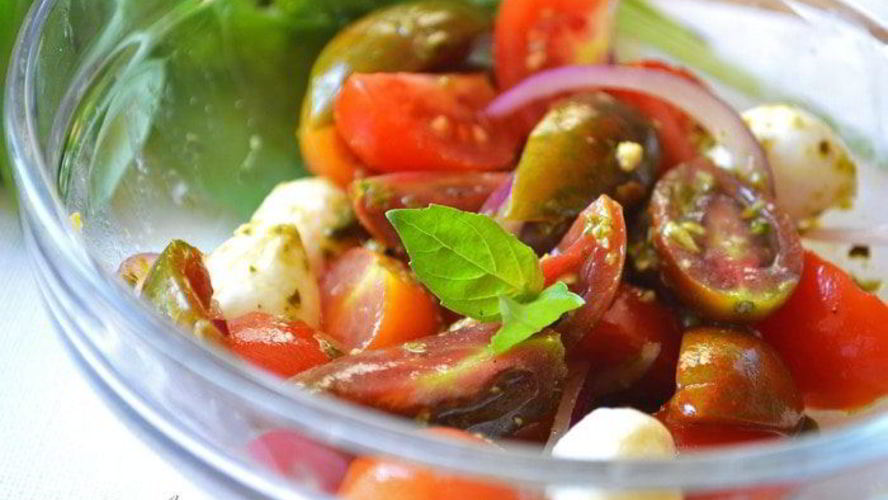Рецепт салата с помидорами черри, моцареллой и соусом песто