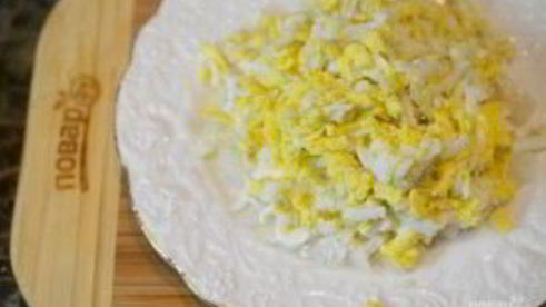 салат с рыбой и грибами поморский