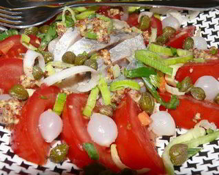 Салат с сельдью и помидорами