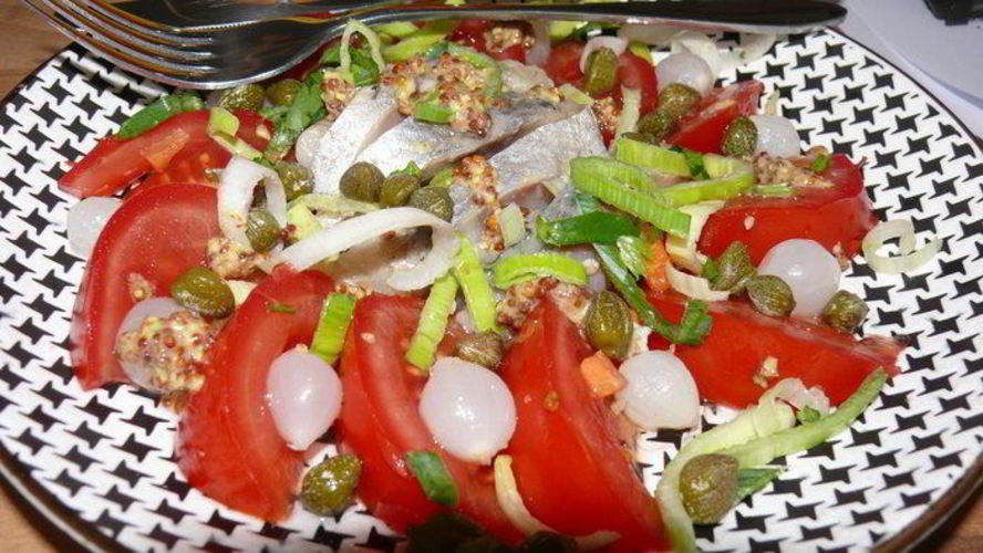 Рецепт салата с сельдью и помидорами