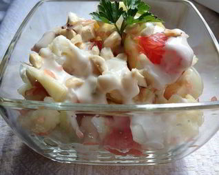 Салат с цветной капустой, грейпфрутом и фундуком