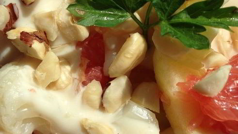 салат с цветной капустой, грейпфрутом и фундуком