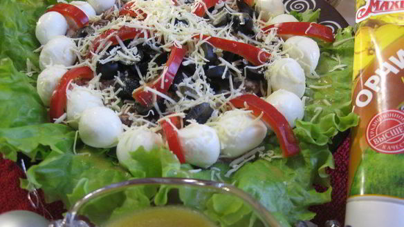 Рецепт Салата с тунцом и моцареллой