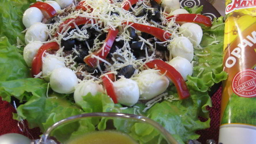 Рецепт салата с тунцом и моцареллой