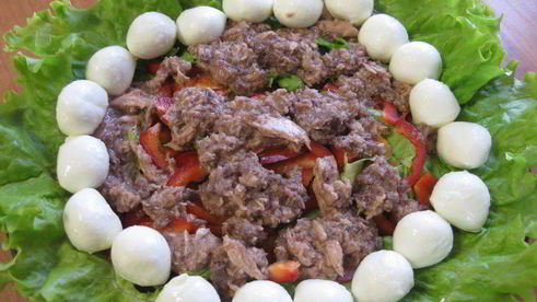 салат с тунцом и моцареллой