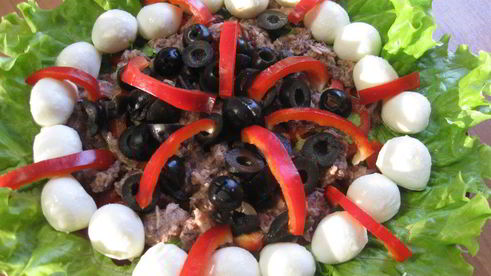 салат с тунцом и моцареллой