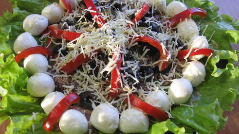 салат с тунцом и моцареллой