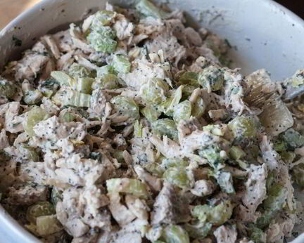 Салат с виноградом, курицей и сельдереем