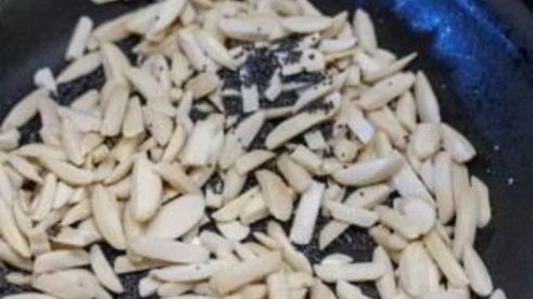 салат с виноградом, курицей и сельдереем