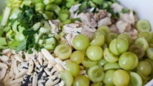 салат с виноградом, курицей и сельдереем