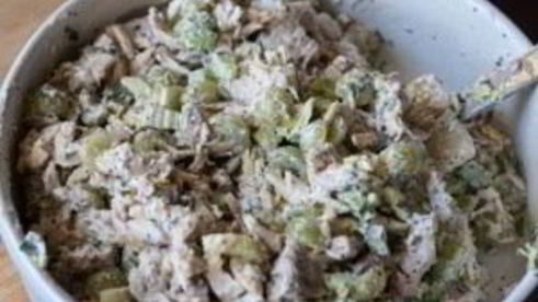 салат с виноградом, курицей и сельдереем