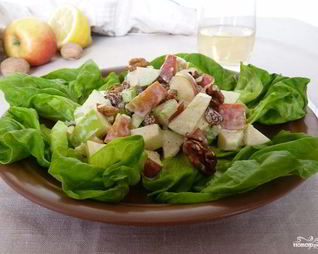 Салат с яблоками и орехами