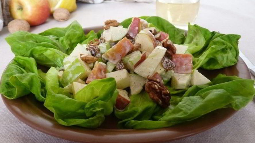 Рецепт салата с яблоками и орехами
