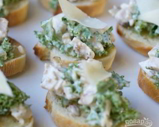 Брускетта с салатом Цезарь