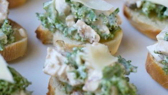 Рецепт Брускетты с салатом Цезарь