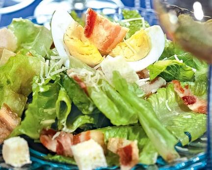 Салат Цезарь с беконом и яйцом