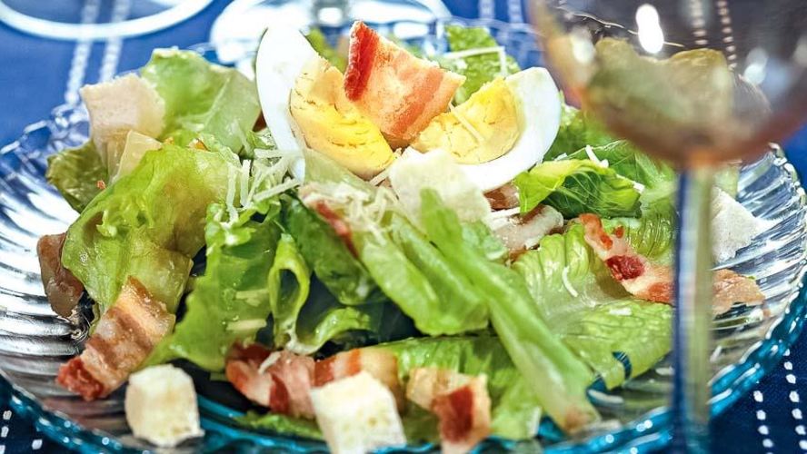 Рецепт салата цезарь с беконом и яйцом