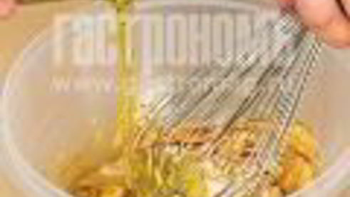 салат цезарь с беконом и яйцом